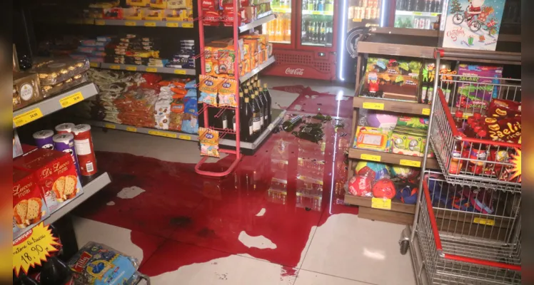 Freezer pega fogo e causa incêndio em supermercado em PG