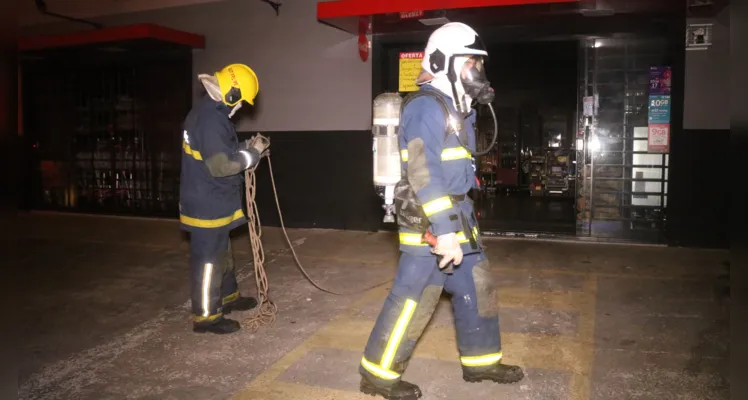 Freezer pega fogo e causa incêndio em supermercado em PG