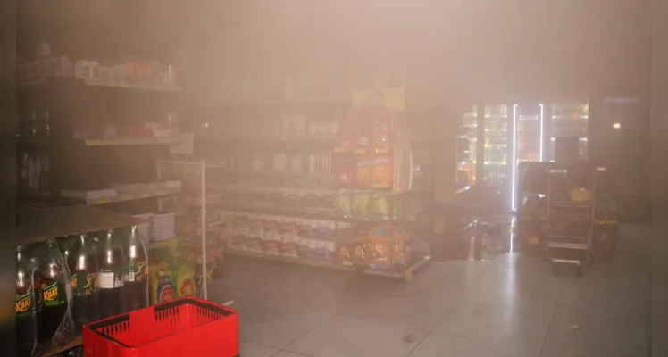 Freezer pega fogo e causa incêndio em supermercado em PG