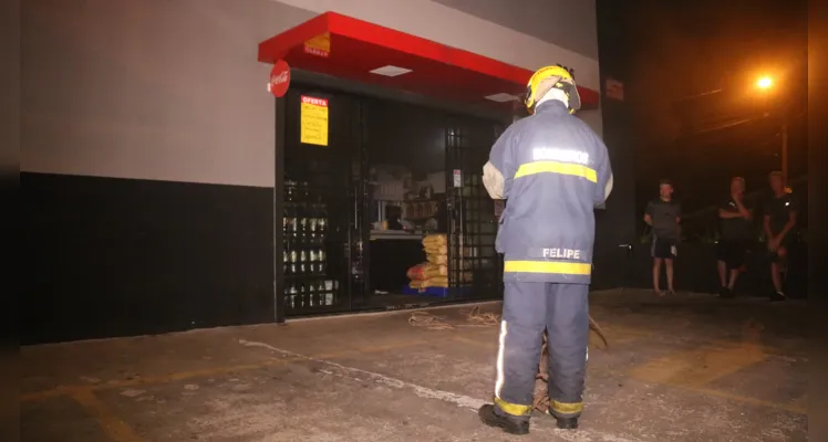 Freezer pega fogo e causa incêndio em supermercado em PG