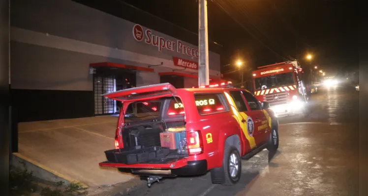 Freezer pega fogo e causa incêndio em supermercado em PG