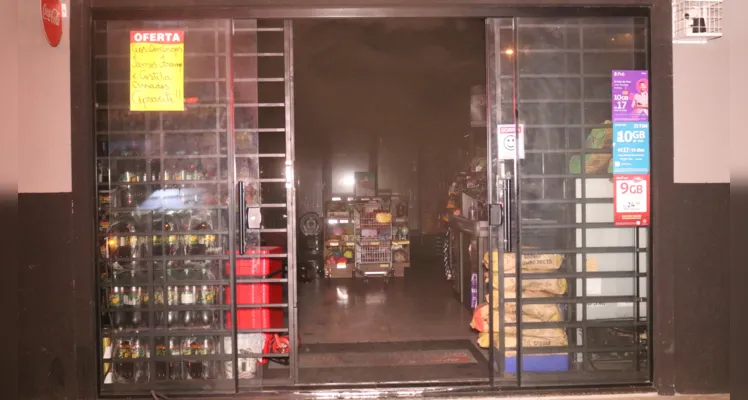 Freezer pega fogo e causa incêndio em supermercado em PG