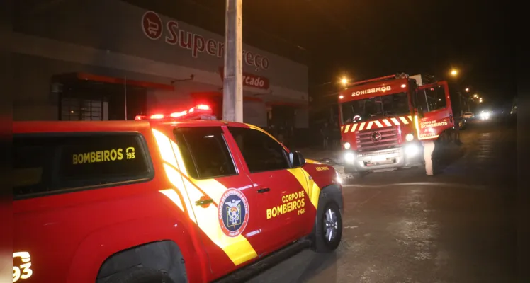 Freezer pega fogo e causa incêndio em supermercado em PG