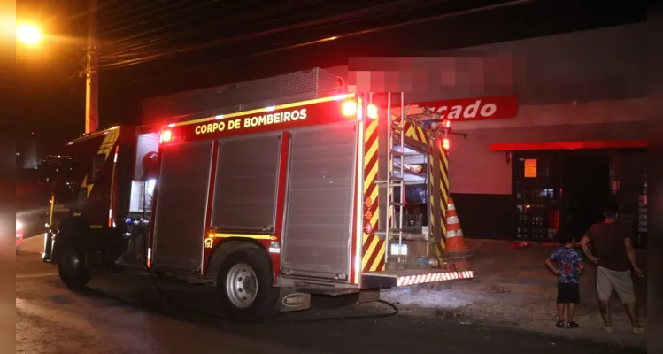 Freezer pega fogo e causa incêndio em supermercado em PG