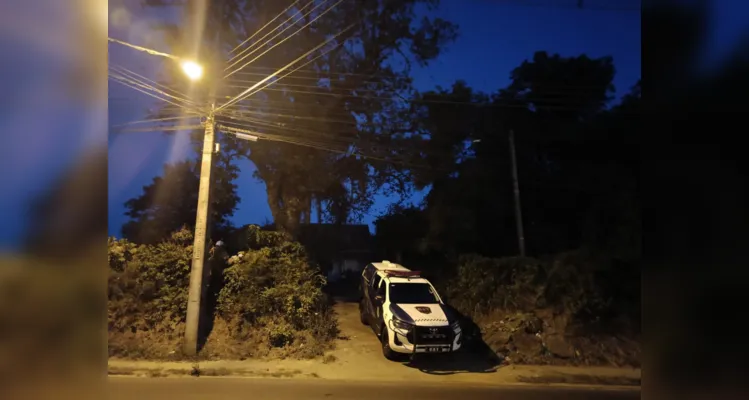 Residência estava com a janela e a porta arrombadas. 