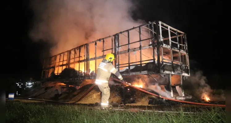 Ação rápida dos Bombeiros combateu incêndio em caminhão