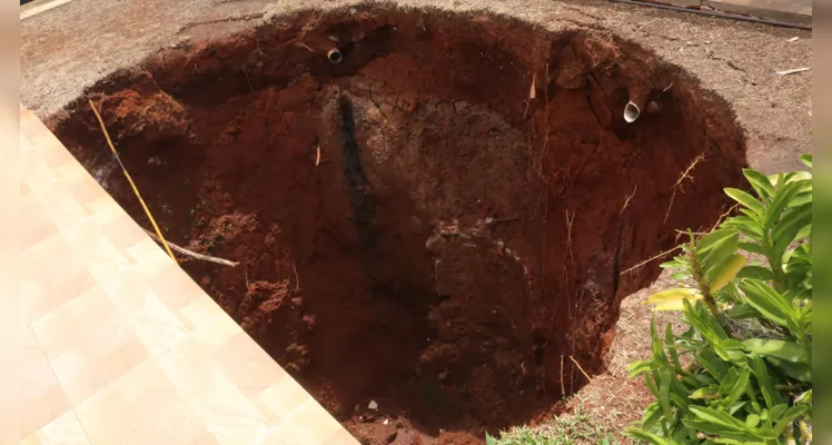 O dano foi tão intenso que provocou rachaduras na residência, no muro e já está próximo de alcançar a rua. 