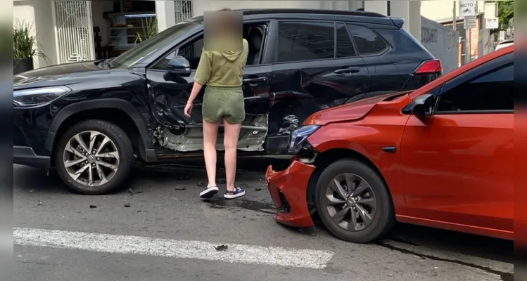 Colisão em cruzamento no centro de PG causa lentidão