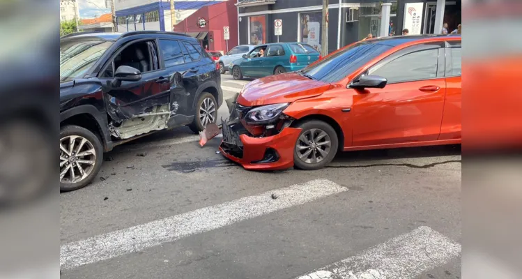 Colisão em cruzamento no centro de PG causa lentidão