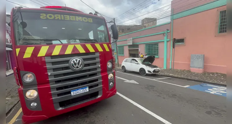 Motor de carro pega fogo e assusta motorista no Centro de PG