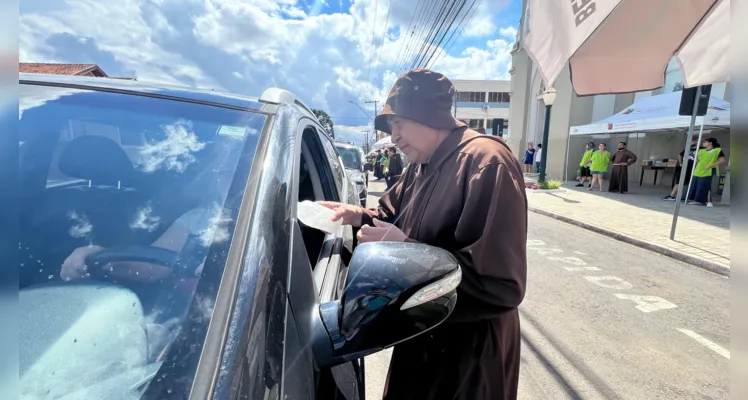 São 26 freis se revezando na benção.