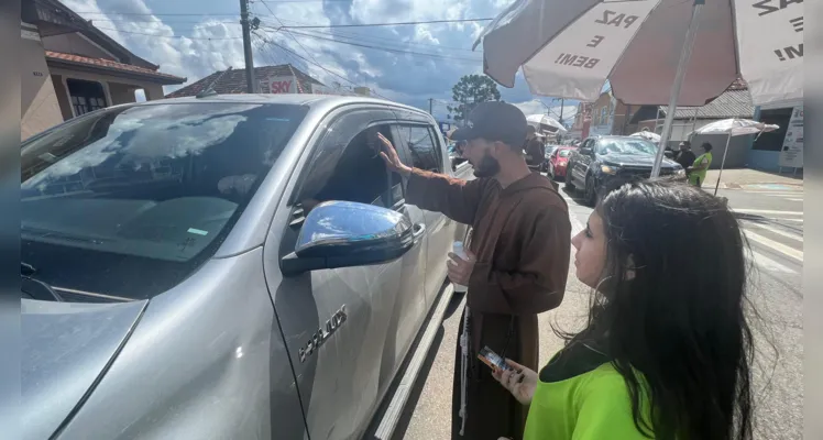 São 26 freis se revezando na benção.