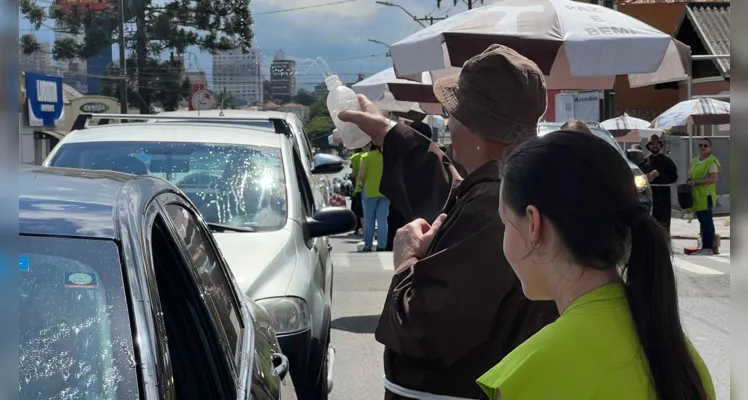 São 26 freis se revezando na benção.