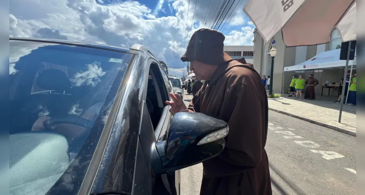 São 26 freis se revezando na benção.