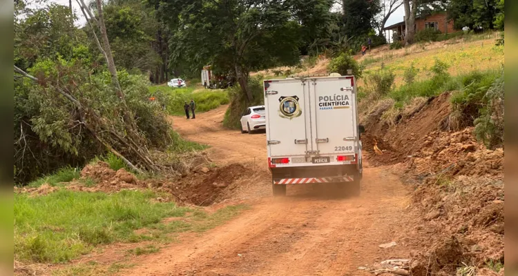 Equipes do Siate e do Samu estão no local e aguardam a chegada da Polícia Científica para fazer o recolhimento do corpo.