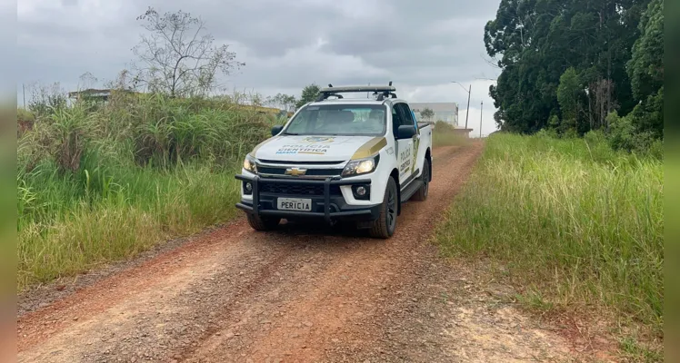 Equipes do Siate e do Samu estão no local e aguardam a chegada da Polícia Científica para fazer o recolhimento do corpo.