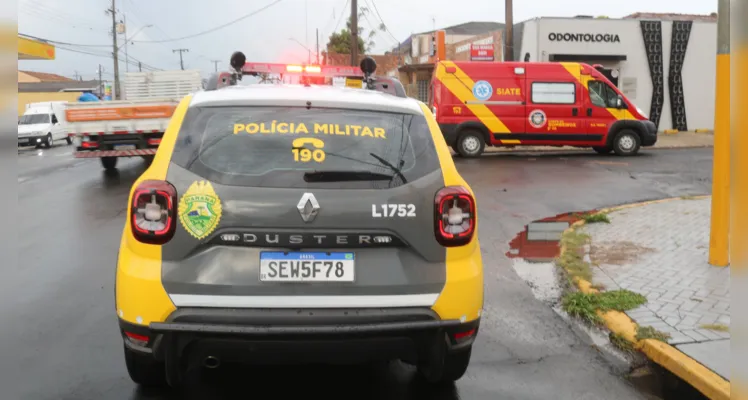 O motociclista que vinha sentido bairro pela avenida, atingiu o automóvel lateralmente. 