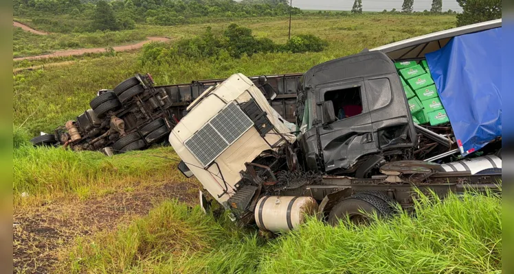 Caminhões saem da pista e tombam na PR-151