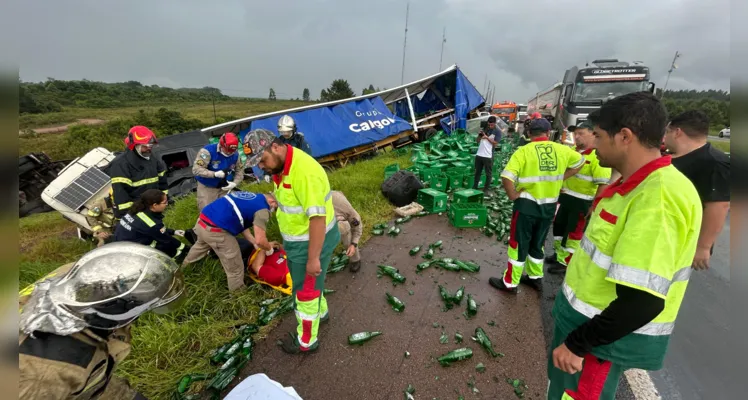 Caminhões saem da pista e tombam na PR-151