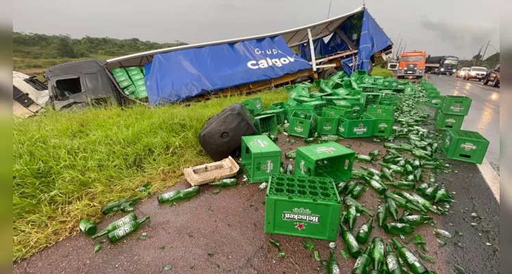 Caminhões saem da pista e tombam na PR-151