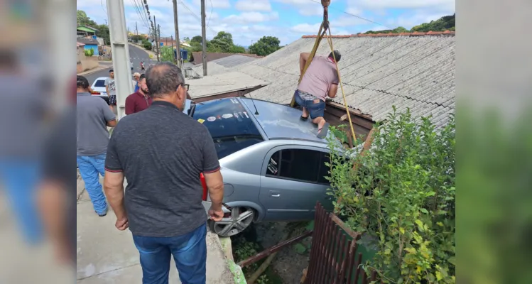 Carro precisou de um guindaste para ser removido