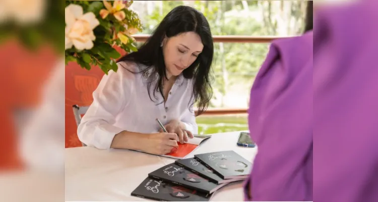 Habilidosa, Fernanda transforma o bordado em uma forma de expressão cultural.