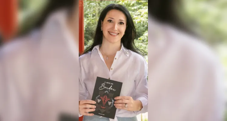 Habilidosa, Fernanda transforma o bordado em uma forma de expressão cultural.