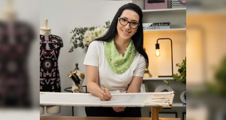Habilidosa, Fernanda transforma o bordado em uma forma de expressão cultural.