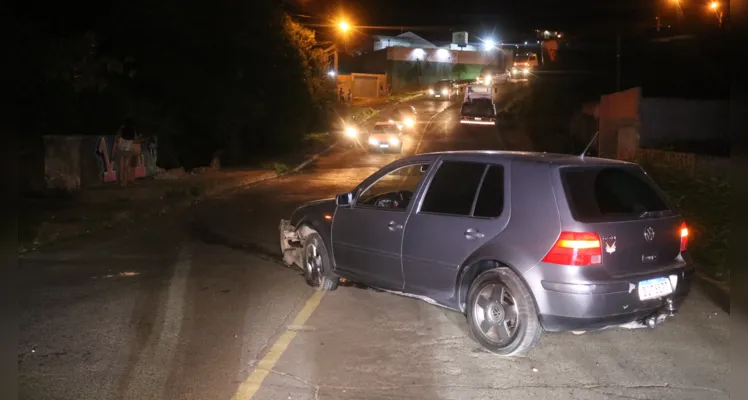 Após a colisão, automóvel quase caiu no córrego sob a ponte