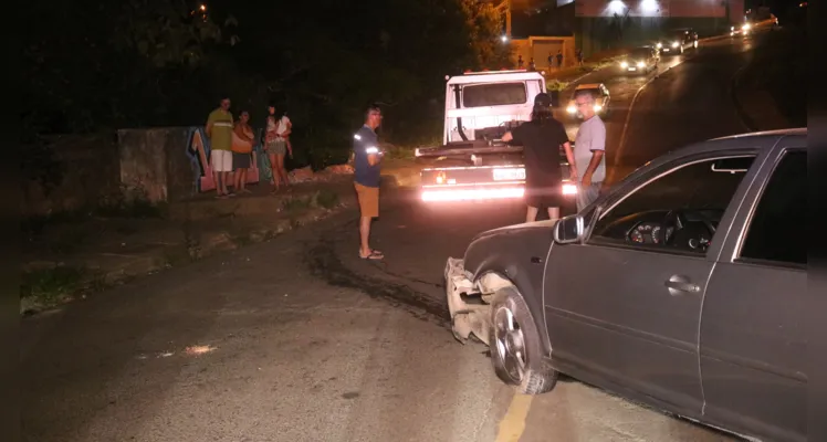 Após a colisão, automóvel quase caiu no córrego sob a ponte