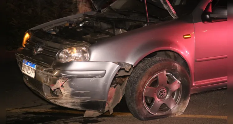 Após a colisão, automóvel quase caiu no córrego sob a ponte