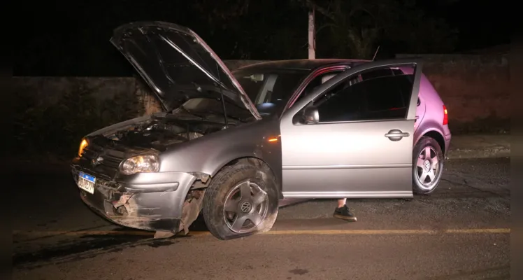 Após a colisão, automóvel quase caiu no córrego sob a ponte