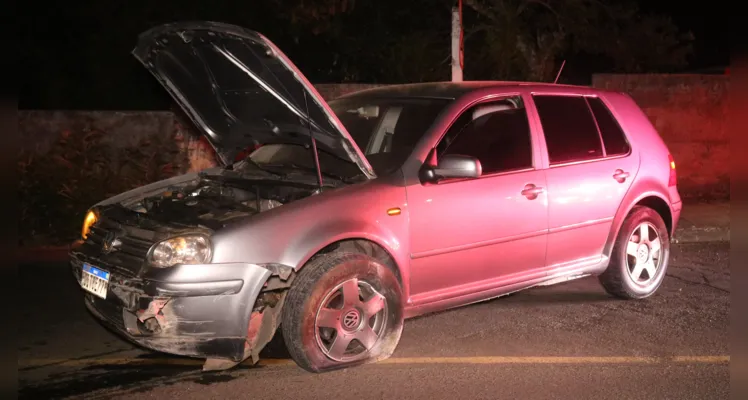 Após a colisão, automóvel quase caiu no córrego sob a ponte