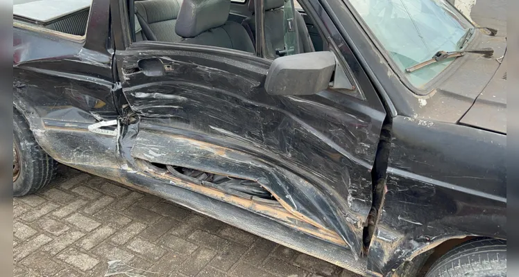 Renault Fluence, que vinha pela outra rua, colidiu lateralmente com a Volkswagen Parati.