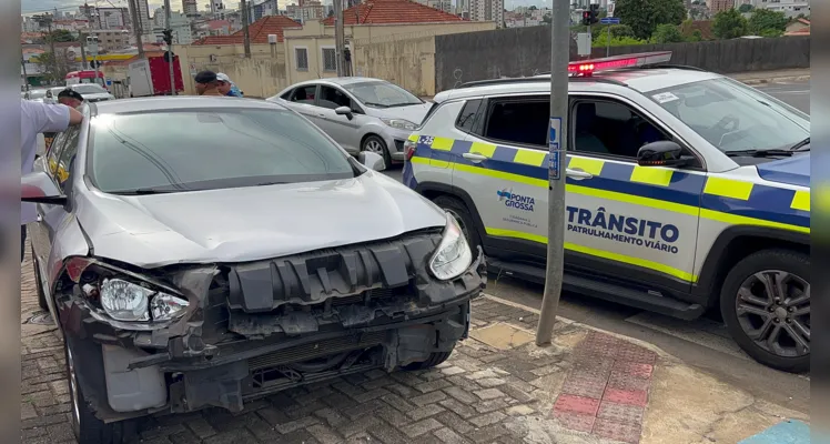 Renault Fluence, que vinha pela outra rua, colidiu lateralmente com a Volkswagen Parati.