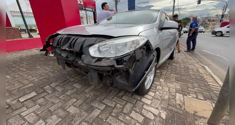 Renault Fluence, que vinha pela outra rua, colidiu lateralmente com a Volkswagen Parati.