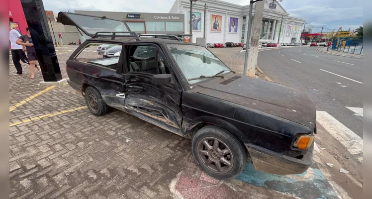 Renault Fluence, que vinha pela outra rua, colidiu lateralmente com a Volkswagen Parati.