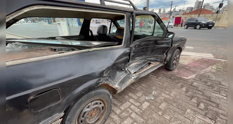 Renault Fluence, que vinha pela outra rua, colidiu lateralmente com a Volkswagen Parati.