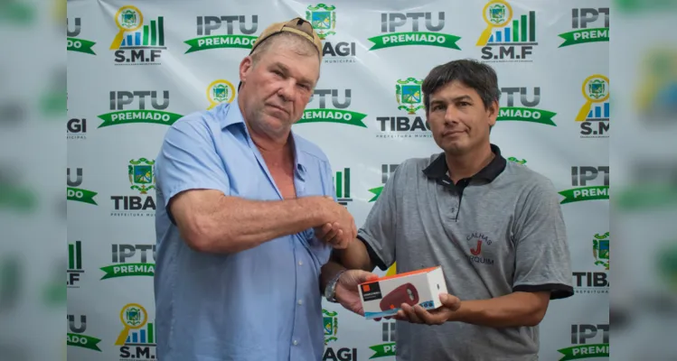 Prefeito de Tibagi entrega prêmios do IPTU Premiado 2023