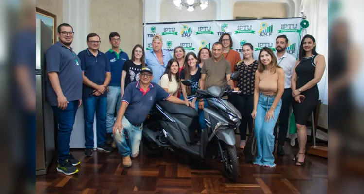 Prefeito de Tibagi entrega prêmios do IPTU Premiado 2023