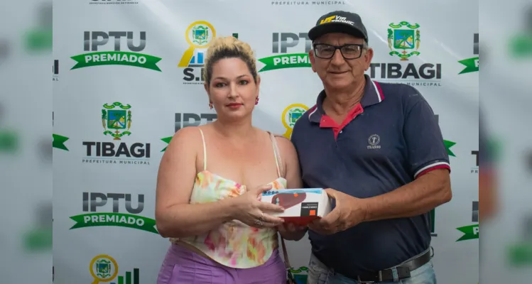 Prefeito de Tibagi entrega prêmios do IPTU Premiado 2023