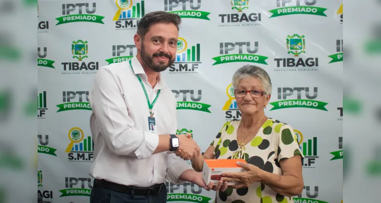 Prefeito de Tibagi entrega prêmios do IPTU Premiado 2023
