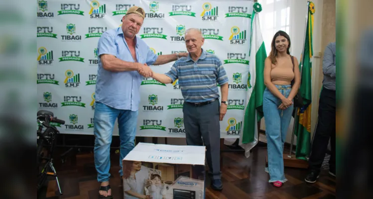 Prefeito de Tibagi entrega prêmios do IPTU Premiado 2023