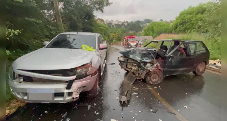 Acidente grave deixa motorista ferido em bairro de PG