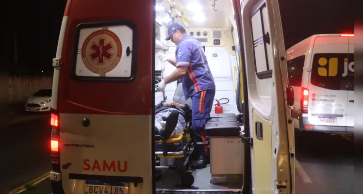 Ao cair, motocicleta atingiu um veículo Renault Logan.