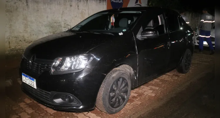 Ao cair, motocicleta atingiu um veículo Renault Logan.