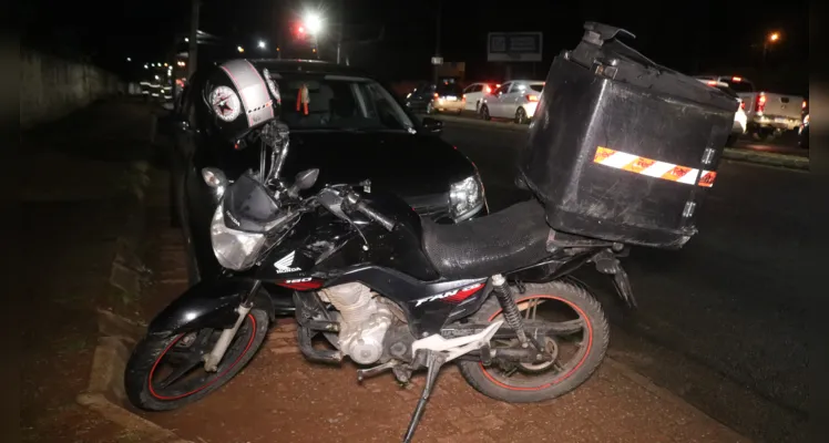 Ao cair, motocicleta atingiu um veículo Renault Logan.