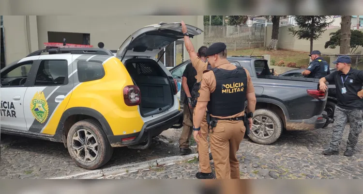 Suspeito se escondeu embaixo de um veículo e foi avistado pelos vigilantes.