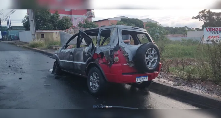 Carro fica totalmente destruído após incêndio na Siqueira Campos