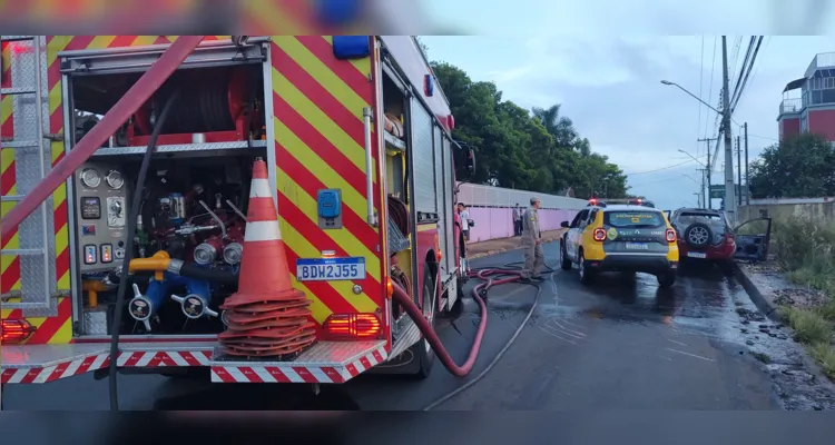 Carro fica totalmente destruído após incêndio na Siqueira Campos